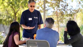 Rao Unnava, Dean of Graduate School of Management chats with an incoming freshman and her parents in the Segundo complex.
